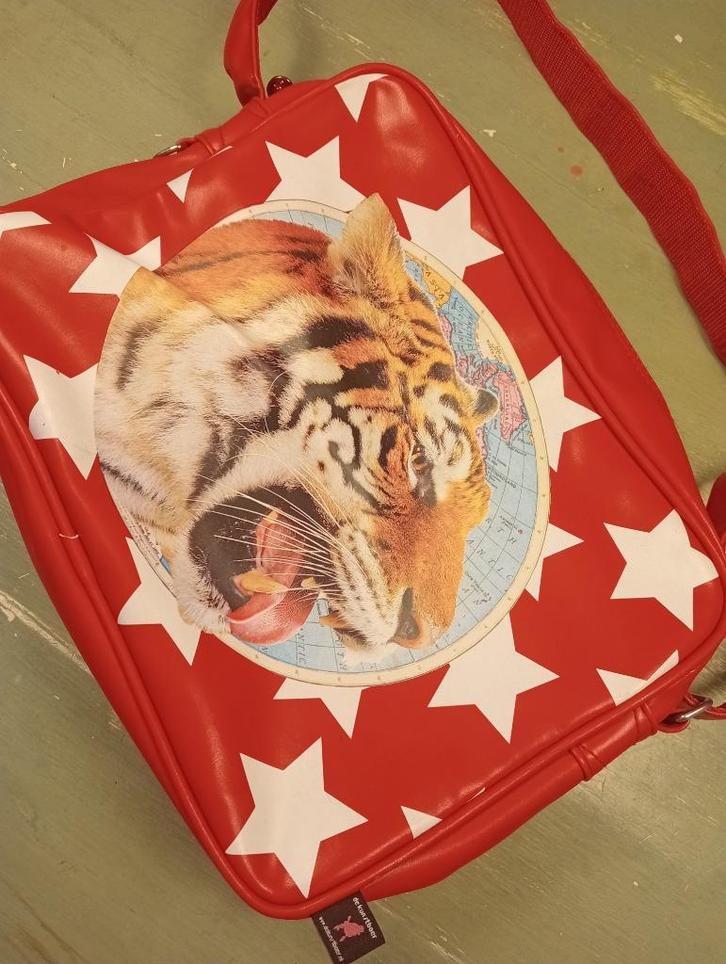 De Kunstboer Schoudertas, Sieraden, Tassen en Uiterlijk, Tassen | Schoudertassen, Zo goed als nieuw, Rood, Ophalen of Verzenden