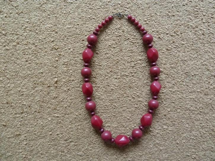 bordeaux rode ketting nog splinternieuw, Sieraden, Tassen en Uiterlijk, Kettingen, Nieuw, Overige materialen, Rood, Ophalen of Verzenden