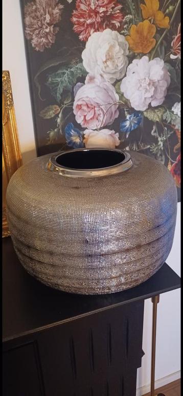 Grote zilverkleurige vaas uit de PTMD -collectie beschikbaar voor biedingen