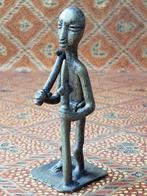 Mooi antiek brons beeldje uit Afrika van een krijger 11 cm., Ophalen of Verzenden