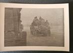 100%orig wo2foto duitse soldaten voertuig+geschut erop front, Ophalen of Verzenden, Duitsland, Foto of Poster
