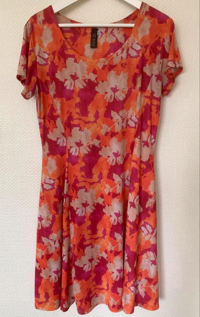 IZ NAIZ Oranje Gebloemd Jurkje Maat L, Kleding | Dames, Jurken, Zo goed als nieuw, Maat 42/44 (L), Oranje, Knielengte, Verzenden