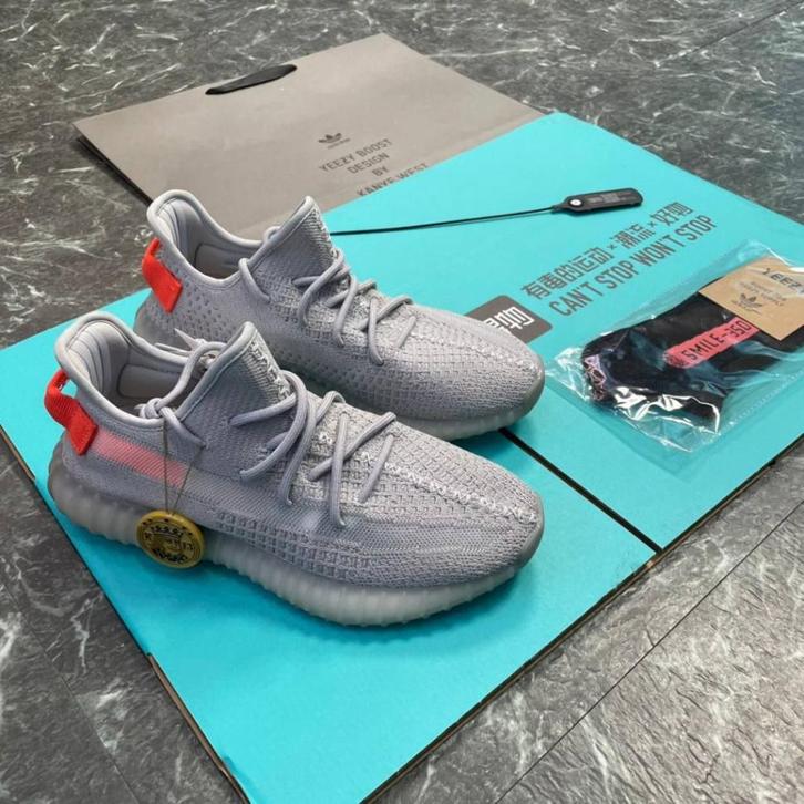 Yeezy 350 v2, Kleding | Heren, Schoenen, Nieuw, Zwart, Ophalen of Verzenden