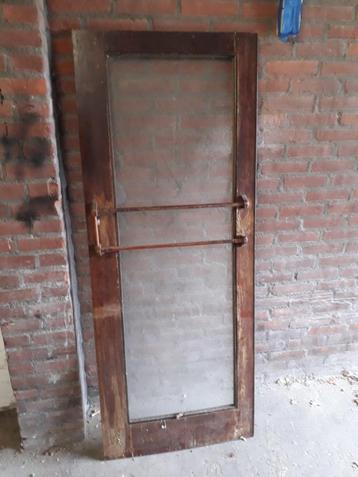 Vintage winkel deur met glas. Retro beschikbaar voor biedingen