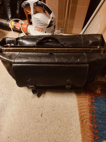 Grote leren weekendtas beschikbaar voor biedingen