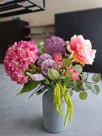 zijdebloemen inclusief vaas beschikbaar voor biedingen