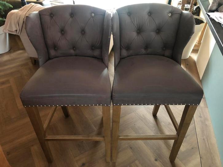 Riviera Maison Keith II Lowback – 2 Barkrukken – Grijs, Huis en Inrichting, Barkrukken, Gebruikt, 90 cm of meer, Hout, Leer, 2 krukken