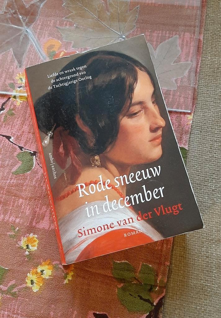 Simone van der Vlugt - Rode sneeuw in december, Boeken, Historische romans, Gelezen, Ophalen of Verzenden
