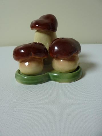 Diverse keramiek en glas werk. beschikbaar voor biedingen