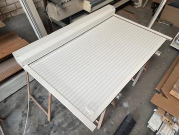 Wit elektrisch rolluik 189 cm breed x 127 cm hoog beschikbaar voor biedingen