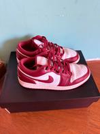 Air Jordan 1 Low Bordeaux - Maat 41, Kleding | Heren, Schoenen, Overige kleuren, Sportschoenen, Ophalen of Verzenden, Zo goed als nieuw