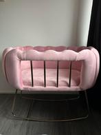 Mooie nieuwe wieg – roze velvet met gouden onderstel, Kinderen en Baby's, Babywiegjes en Ledikanten, Ophalen, Nieuw, Wieg