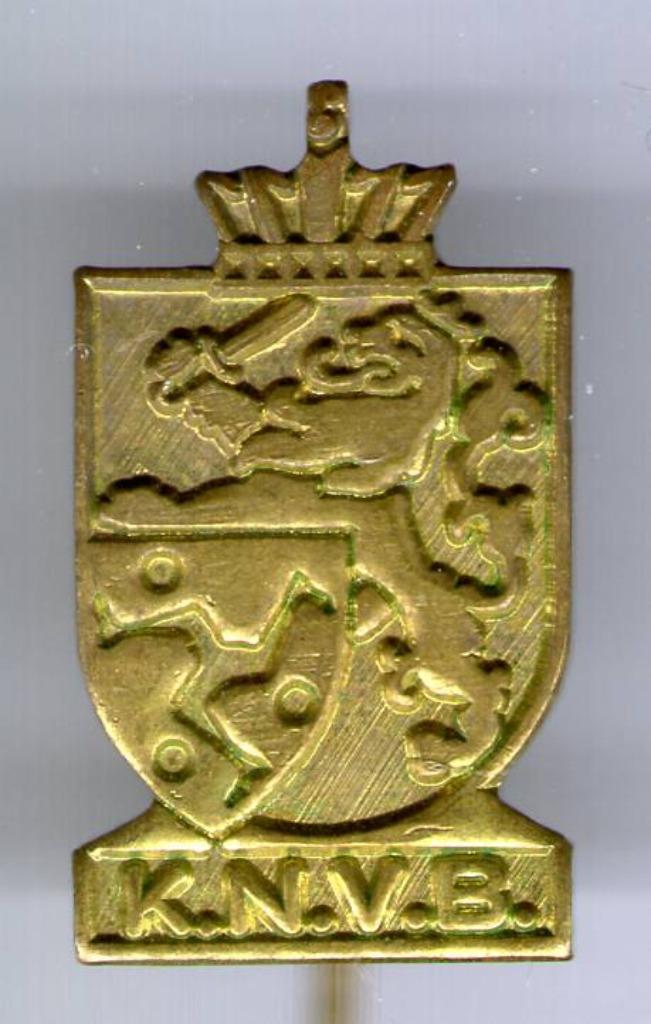 K.N.V.B. KBVB blank koper voetbalbond speldje ( Z_229a ), Verzamelen, Speldjes, Pins en Buttons, Zo goed als nieuw, Speldje of Pin