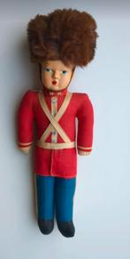 Vintage brocante pop Engelse Wachter 30cm, Verzamelen, Poppen, Ophalen of Verzenden, Gebruikt, Pop