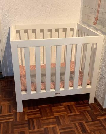 Nette baby box, neutraal wit beschikbaar voor biedingen