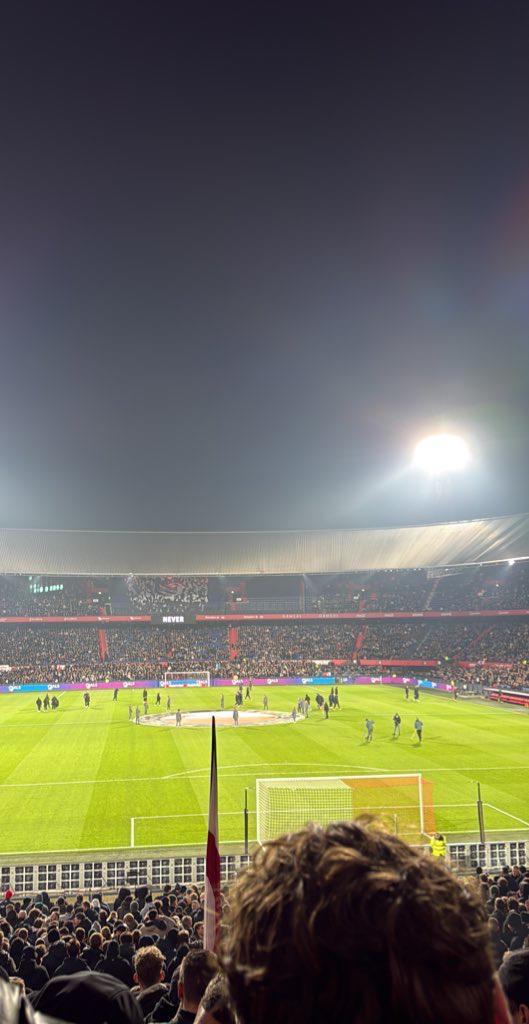 Ik zoek seizoenskaart Feyenoord Vak R,S,T,W of X, Tickets en Kaartjes, Sport | Voetbal, Eén persoon, Augustus, Seizoenskaart