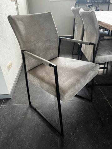 6 Grijze Lederen Stoelen met Armleuning beschikbaar voor biedingen