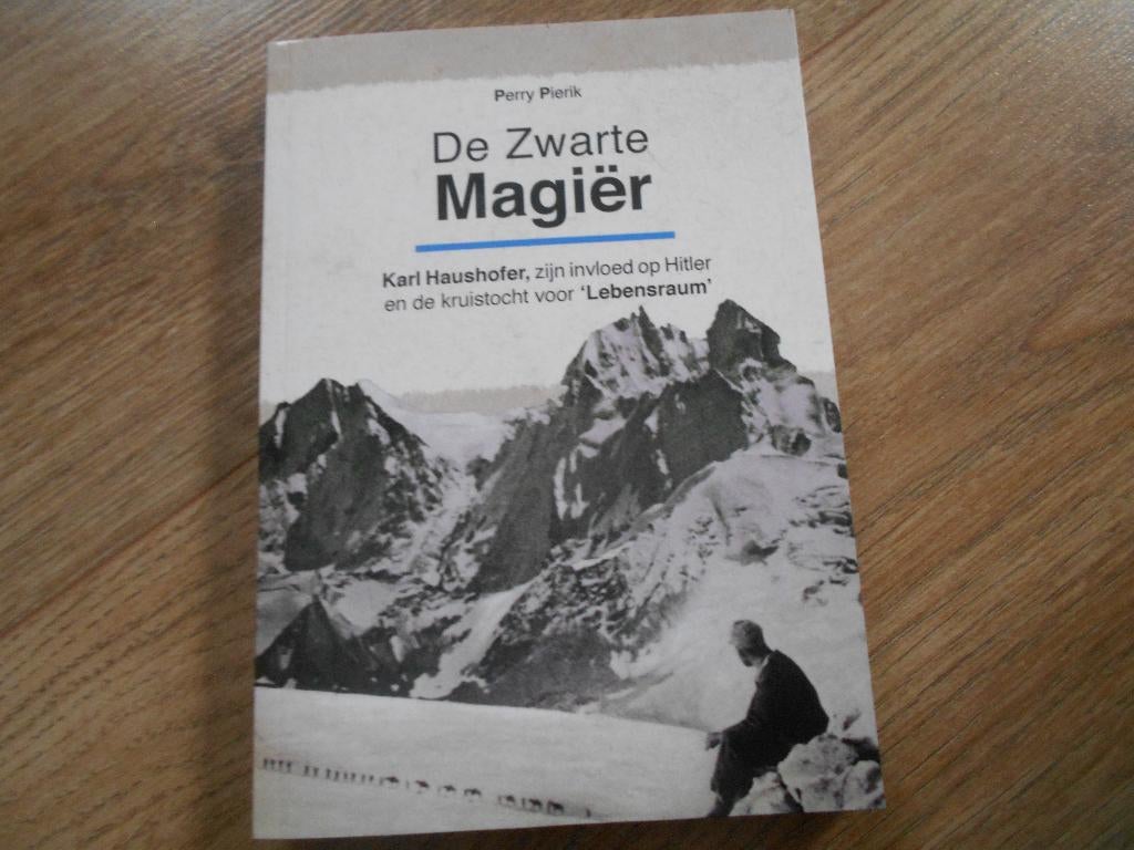 Perry Pierik De zwarte Magiër, Boeken, Ophalen of Verzenden, Tweede Wereldoorlog, Zo goed als nieuw, Overige onderwerpen