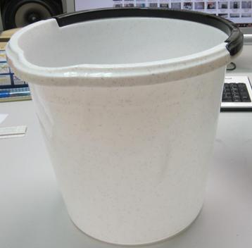 Te Koop: Een witte emmer met handgreep en schenktuit, ZGAN. beschikbaar voor biedingen