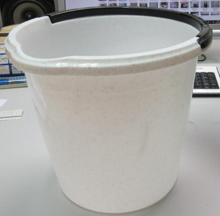 Te Koop: Een witte emmer met handgreep en schenktuit, ZGAN., Huis en Inrichting, Emmers, Zo goed als nieuw, Kunststof, Met handgreep