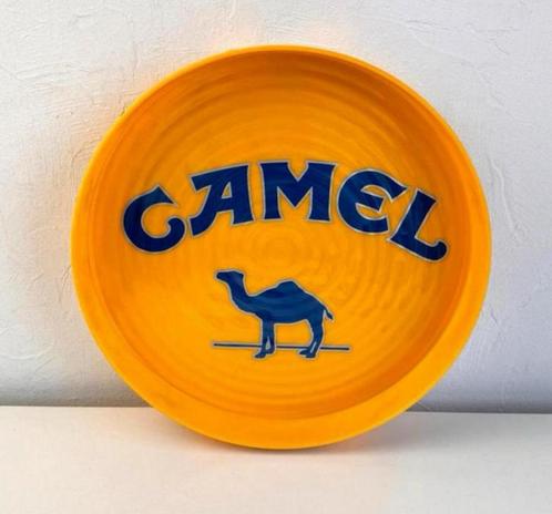 Camel | vintage gele reclame dienblad, Huis en Inrichting, Woonaccessoires | Dienbladen, Zo goed als nieuw, Kunststof, Rond, Ophalen of Verzenden