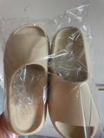 Yeezy slides bone maat 42, Slippers, Overige kleuren, Verzenden, Nieuw