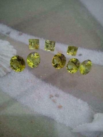 Lot van 8 Peridots van totaal 6,23 ct beschikbaar voor biedingen