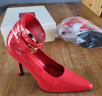 Ongedragen: rode (fetish) pumps met enkelband. Naaldhakken beschikbaar voor biedingen