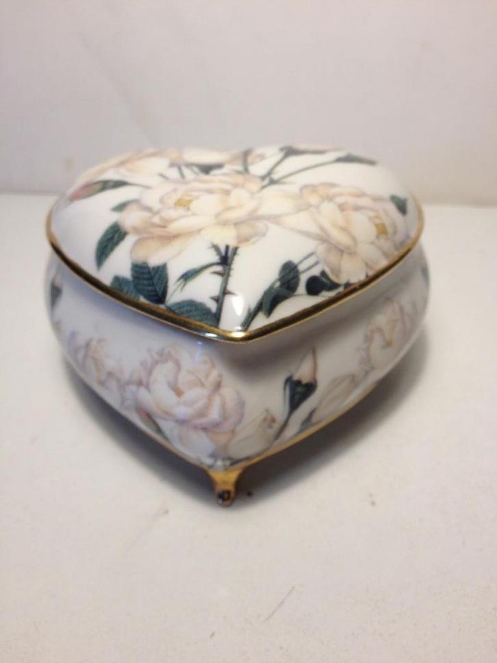 Porseleinen doosje hartje met deksel goebel, Antiek en Kunst, Antiek | Porselein, Ophalen of Verzenden