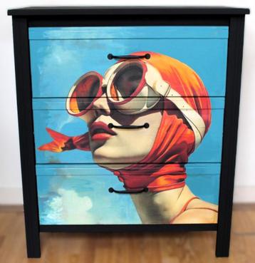 Een zwarte, grote ladekast “Vintage”, oranje, vrouw beschikbaar voor biedingen