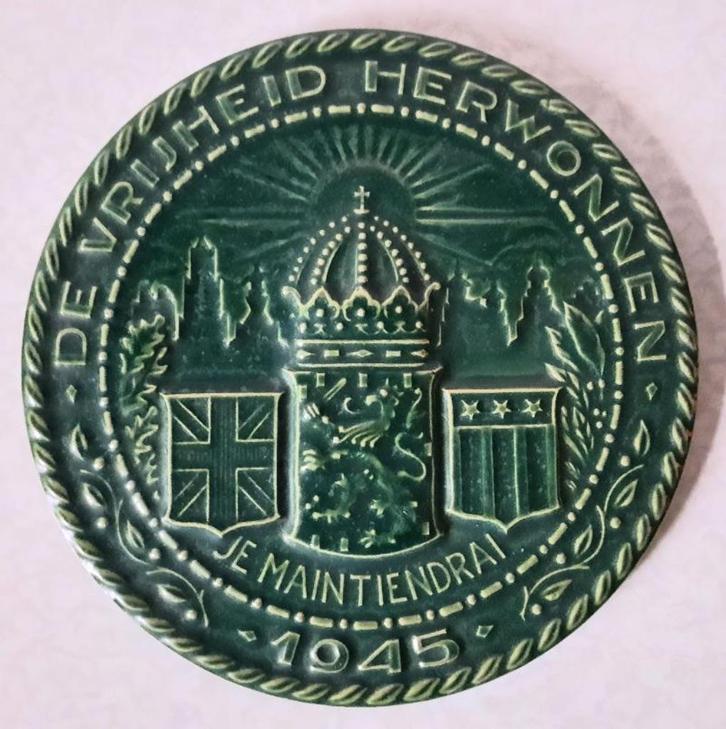 Groen aardewerk bordje.tekst de vrijheid herwonnen, Antiek en Kunst, Antiek | Keramiek en Aardewerk, Ophalen of Verzenden