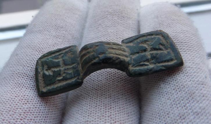 Bodemvondst Vroeg Middeleeuws Merovingisch fibula gelijkarm, Antiek en Kunst, Antiek | Koper en Brons, Verzenden