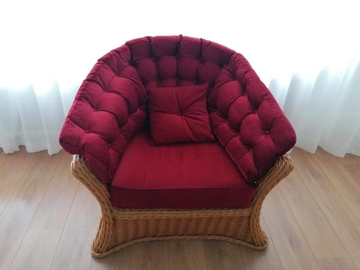 Rotan fauteuil met bordeaux kussens, Huis en Inrichting, Fauteuils, Gebruikt, Riet of Rotan, Stof, 50 tot 75 cm, 75 tot 100 cm
