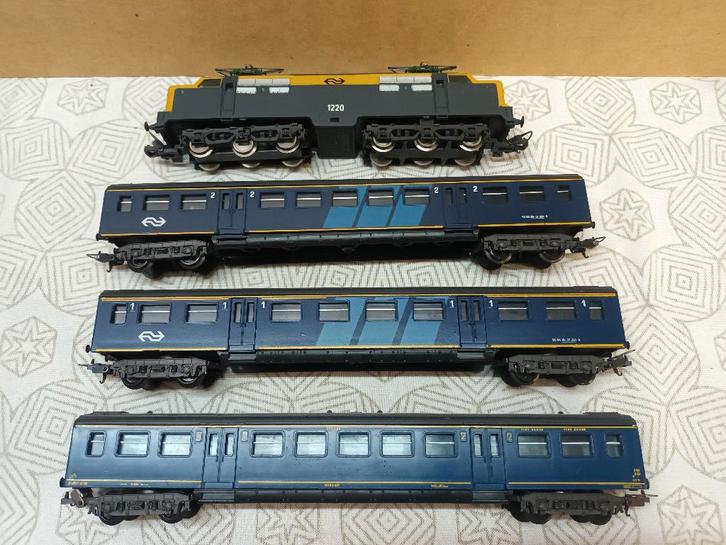 LIMA 1220 3 RIJTUIGEN TRAFO RAILS EN HUISJES ER BIJ, Hobby en Vrije tijd, Modeltreinen | H0, Gebruikt, Treinset, Gelijkstroom
