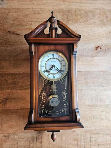 Houten Wandklok beschikbaar voor biedingen