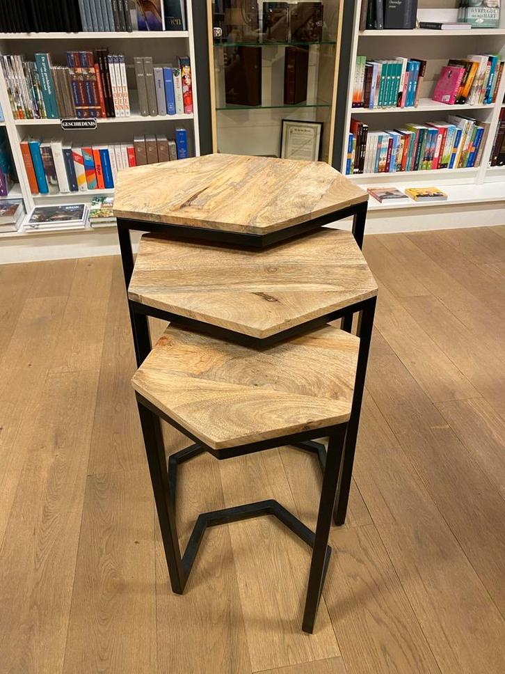 3 Bijzettafels Showmodel - Nesting Tables, Huis en Inrichting, Tafels | Bijzettafels, Zo goed als nieuw, Overige vormen, Minder dan 45 cm