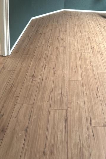 5 dozen nieuw kliklaminaat Art Floor incl plinten beschikbaar voor biedingen