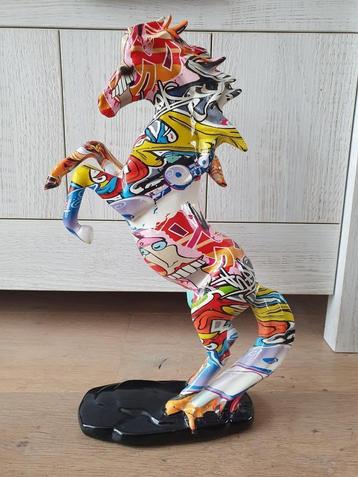 Paard beeld graffiti stijl beschikbaar voor biedingen