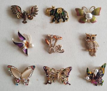 Broches met / zonder strass. € 4,--per stuk / 3 voor € 10,00 beschikbaar voor biedingen
