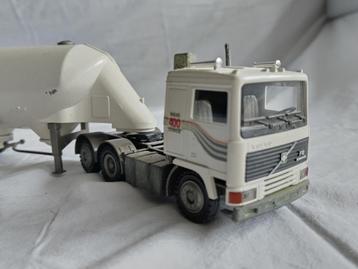 Volvo F12 400 6x4 trekker met Bulkoplegger 1:50 Conrad beschikbaar voor biedingen