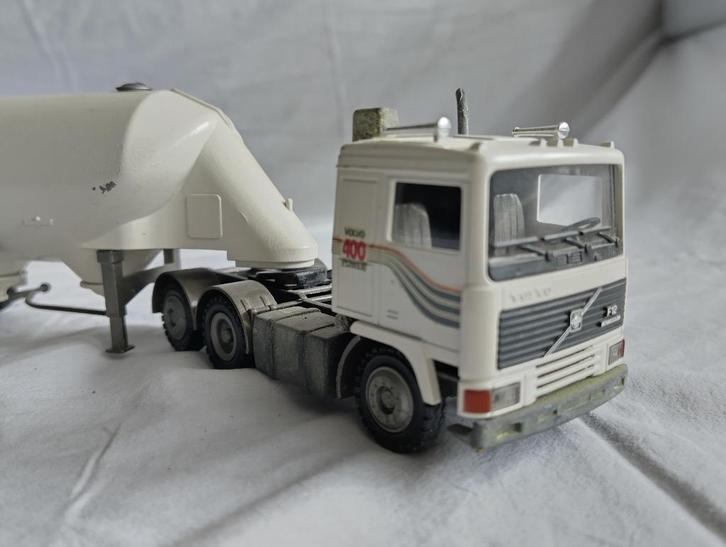 Volvo F12 400 6x4 trekker met Bulkoplegger 1:50 Conrad, Hobby en Vrije tijd, Modelauto's | 1:50, Nieuw, Bus of Vrachtwagen, Conrad