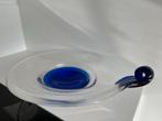 GROTE KOBALT GLAZEN SCHAAL. —  MET HANDVAT., Antiek en Kunst, Kunst | Designobjecten, Ophalen of Verzenden