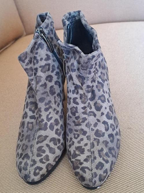 NR Rapisardi korte luipaardlaarsjes maat 36, Kleding | Dames, Schoenen, Zo goed als nieuw, Lage of Enkellaarzen, Ophalen of Verzenden