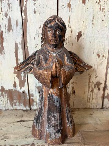 Houten Engel met glazen ogen beschikbaar voor biedingen