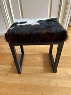 Handgemaakte kwaliteit kruk van zwart staal bekleed met leer, Huis en Inrichting, Krukjes, Ophalen of Verzenden, Nieuw, Staal