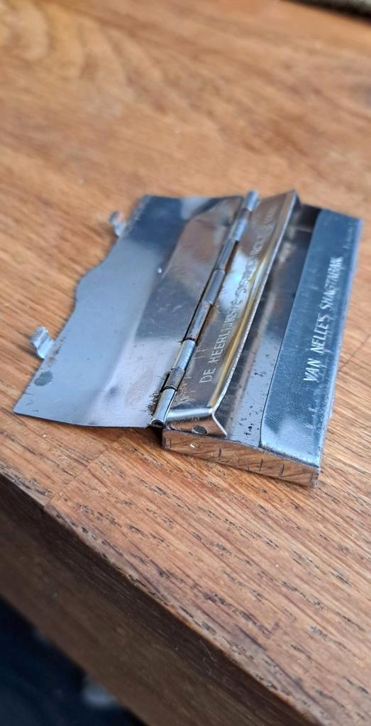 Vintage metalen vloei houder, Rizla - van Nelle shag, Verzamelen, Rookartikelen, Aanstekers en Luciferdoosjes, Gebruikt, Overige typen