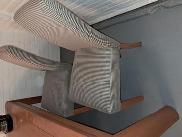 Eettafel met vier stoelen beschikbaar voor biedingen