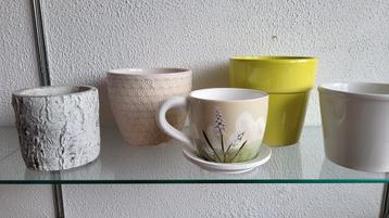 5 bloempotten  voor binnen  12-13 cm. Samen € 2.50 beschikbaar voor biedingen