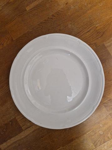 Vintage Wit Bord beschikbaar voor biedingen