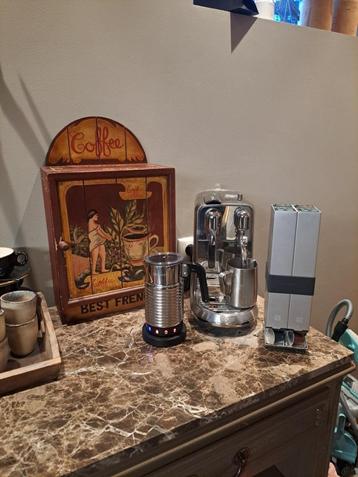 Leuk sfeervol authentiek barista koffie kastje antiek beschikbaar voor biedingen